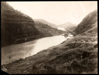 Vista di una porzione appena scavata del Canale di Panama durante la costruzione, 1912 o 1913